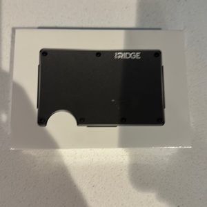 THE RIDGE WALLET WITH CASH STRAP